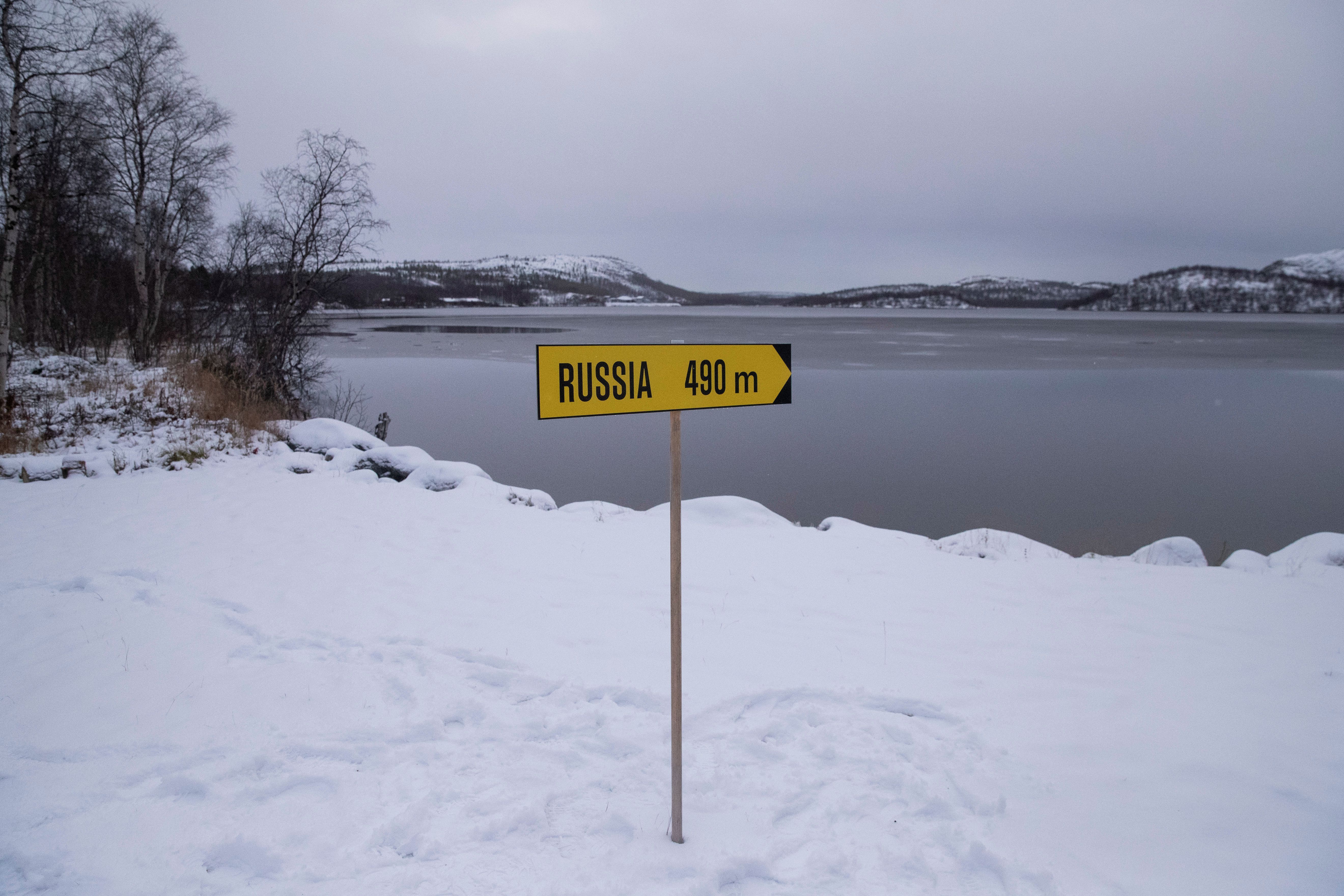 Un letrero que dice "Rusia 490 millas" se encuentra junto al puesto de control entre Storskog y Borisoglebsk en la frontera entre Noruega y Rusia en el condado de Finnmark, Noruega (REUTERS/Maxim Shemetov)