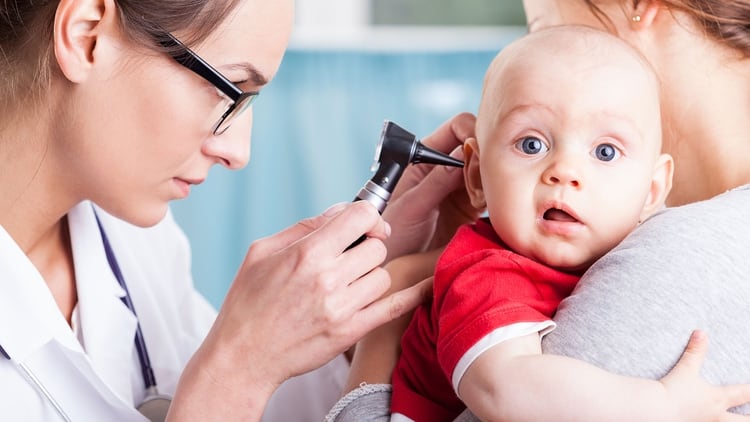 A partir de los siete años la incidencia de otitis disminuye debido al cambio en la posición de la trompa de Eustaquio (Shutterstock)