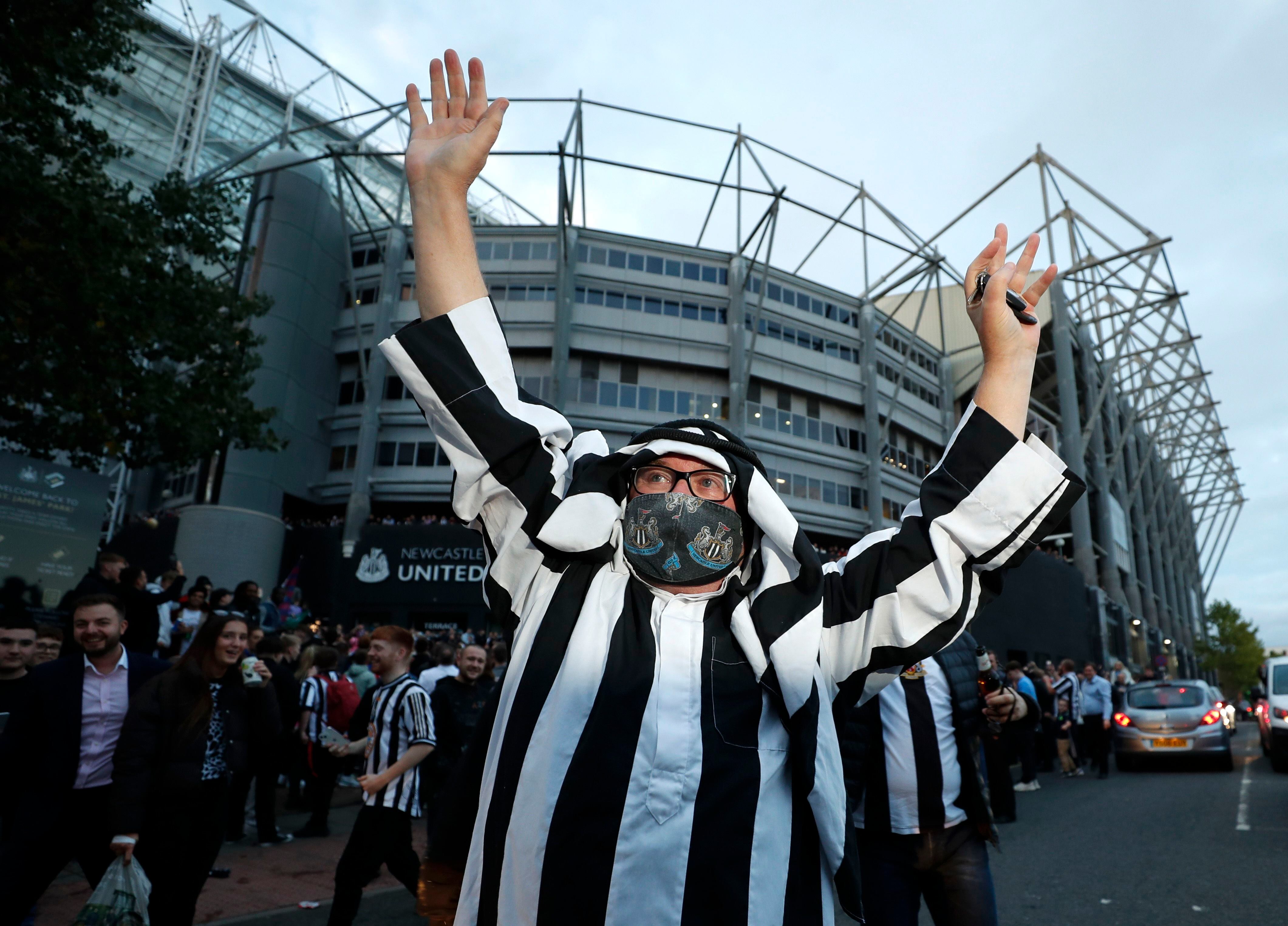 Un fanático de las "Urracas" se vistió con una túnica con los colores del equipo (Reuters/Lee Smith)