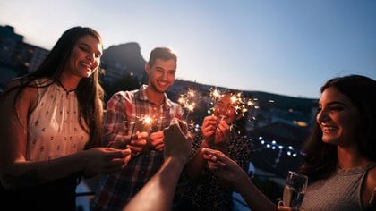 Para los especialistas, la manera más segura de reunirnos en las Fiestas es teniendo siempre en cuenta que el aire libre minimiza el riesgo (Shutterstock)