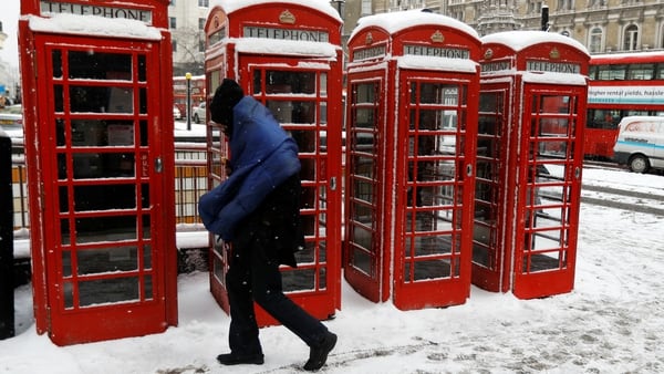 Un hombre camina por las calles de Londres. (Reuters)