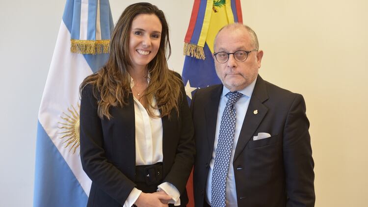 Elisa Trotta Gamus al recibir sus cartas credenciales del ex canciller argentino, Jorge Faurie
