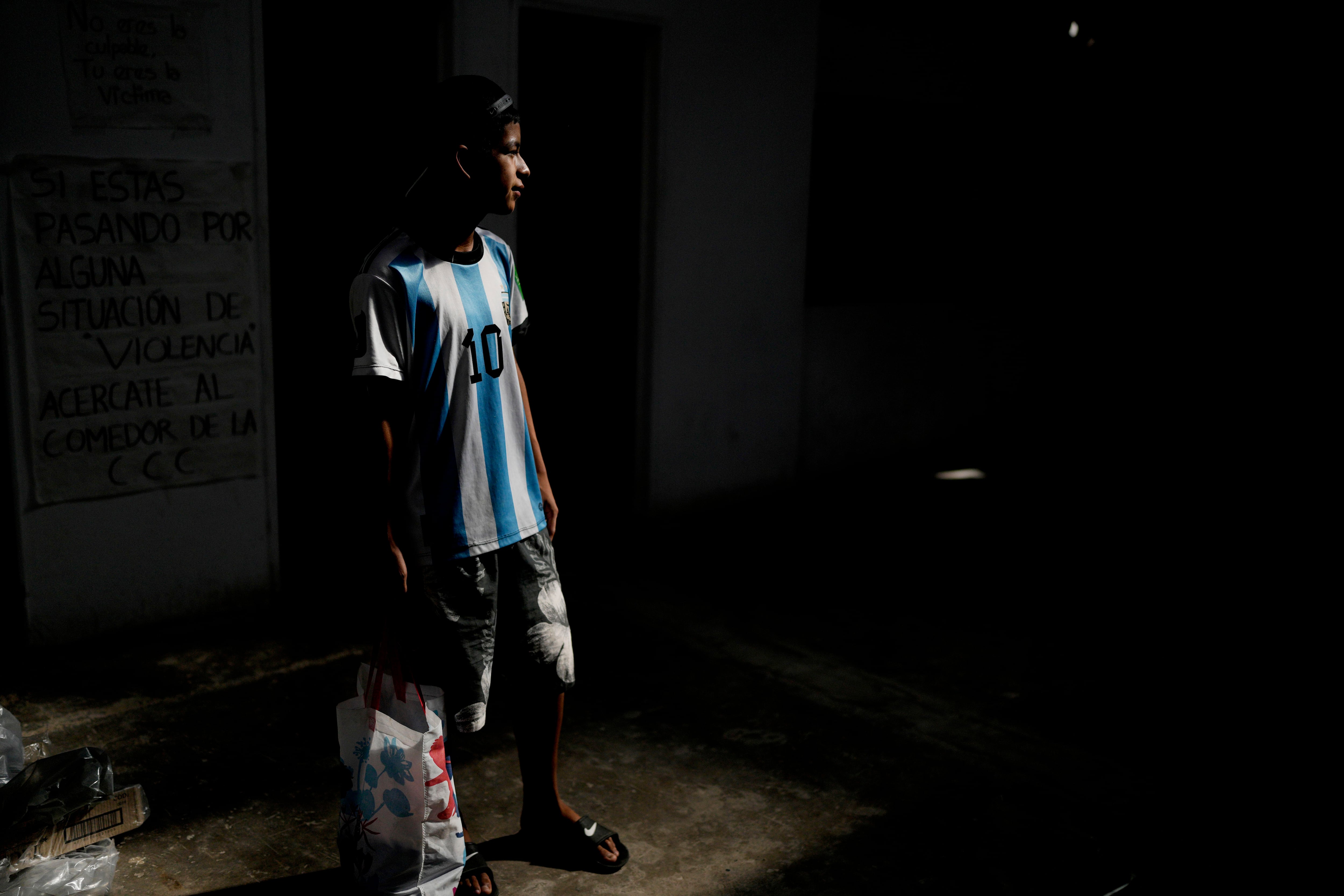 Junior Vázquez, de 14 años, lleva una bolsa con comida donada para su familia de cuatro miembros, que le entregaron en un comedor comunitario en Buenos Aires, Argentina, el martes 28 de marzo de 2023. Según el Instituto Nacional de Estadísticas y Censos, la pobreza aumentó al 39,2%, en el segundo semestre de 2022, comparada con el 36,5% del semestre anterior. (AP Foto/Natacha Pisarenko)