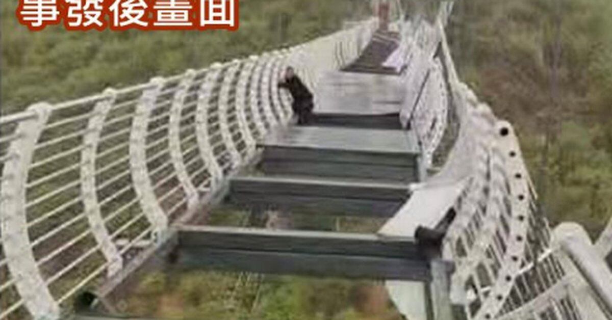 Il momento in cui un uomo rimane bloccato a 100 metri di distanza dopo aver rotto un ponte di vetro in Cina