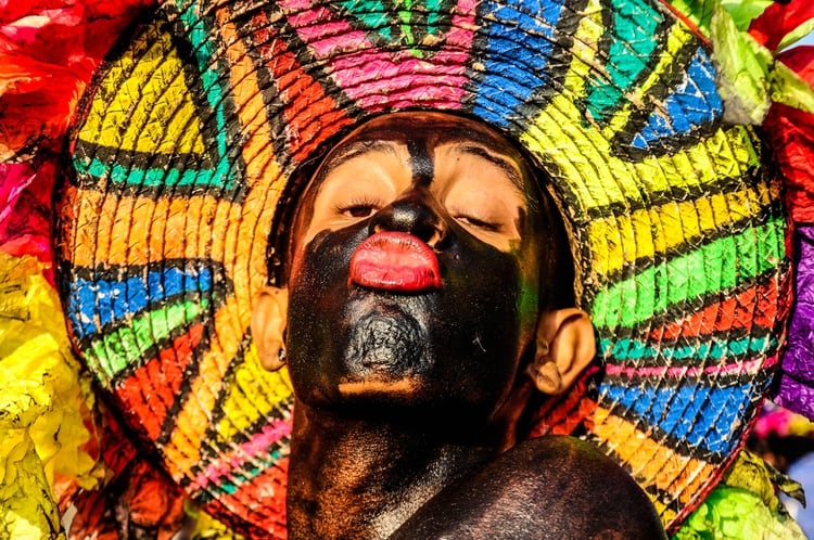 Las muecas y gestos de burla que hacen los negros son referencia a la época colonial, cuando los esclavos aprovechaban las fiestas para mofarse de sus amos españoles en sus danzas tradicionales. (Foto Cortesía Giovanny Escudero).