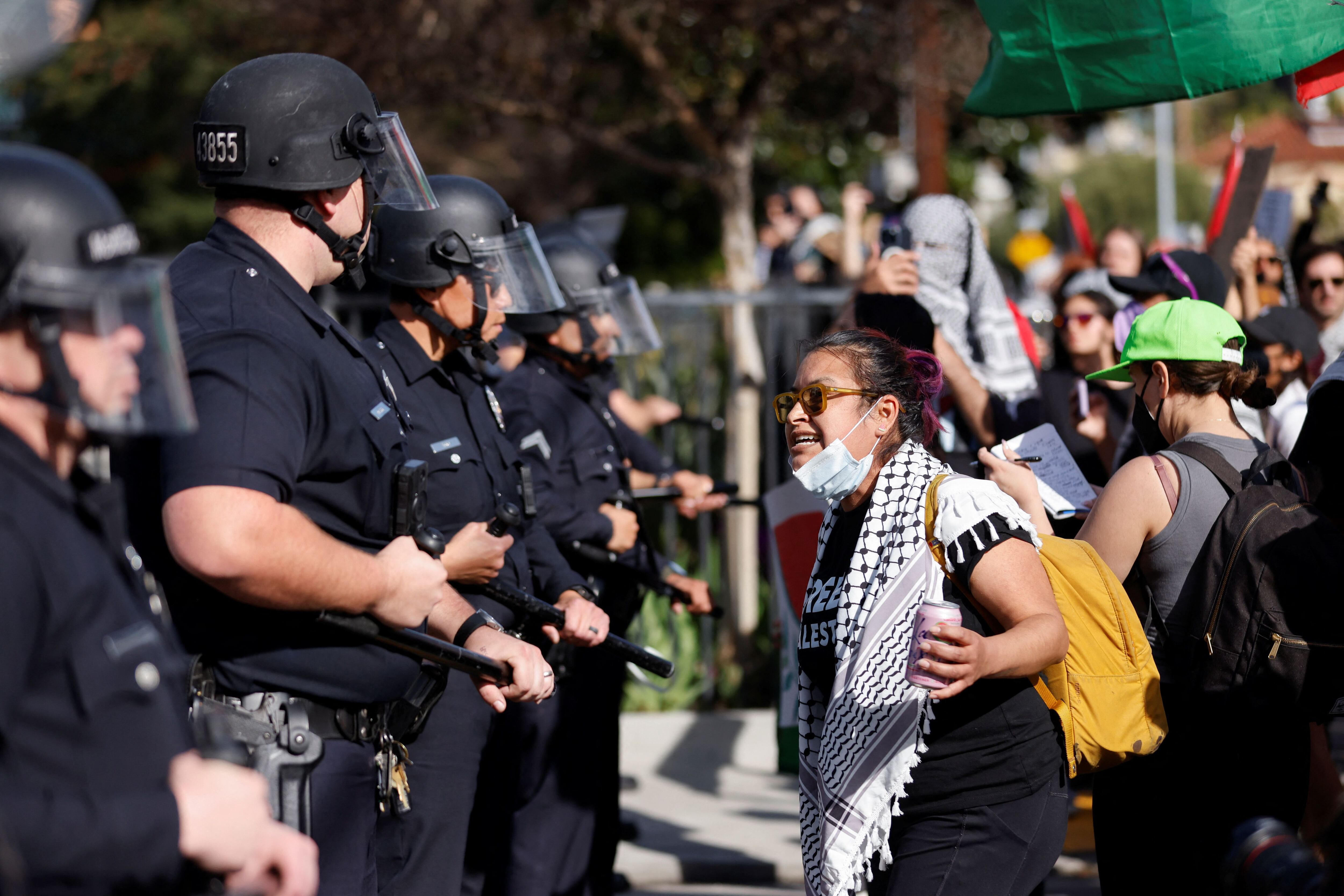 En la última entrega de los Oscars hubo protestas pro palestinas en los alrededores del teatro de Los Ángeles donde se entregaron los premios. (REUTERS/Carlin Stiehl)