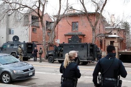 Oficiales del orden toman sus lugares en el perímetro de una casa en Boulder como parte de su investigación sobre un tiroteo en la tienda de comestibles King Soopers (Reuters)