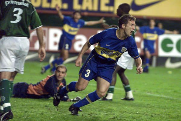 Boca Juniors y Palmeiras jugaron la final de 2000. Recuerdo del partido de ida con uno de los festejos de Rodolfo Arruabarrena, que esa noche anotó un doblete en La Bombonera