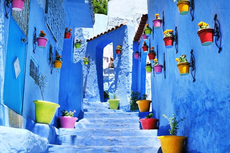 Escondida al pie de las montañas Rif, la pequeña ciudad de Chefchaouen es conocida por un aspecto en particular: su tonalidad. Se dice que el color azul fue introducido en 1930 por los refugiados judíos como un símbolo del cielo, mientras que otros aseguran que sus orígenes se remonta al siglo XV cuando los judíos vivían junto a los marroquíes y moriscos locales (musulmanes que se convirtieron al cristianismo) y pintaron los edificios como un asiente a los poderes celestiales, para representar la paz y la seguridad en su ciudad natal 