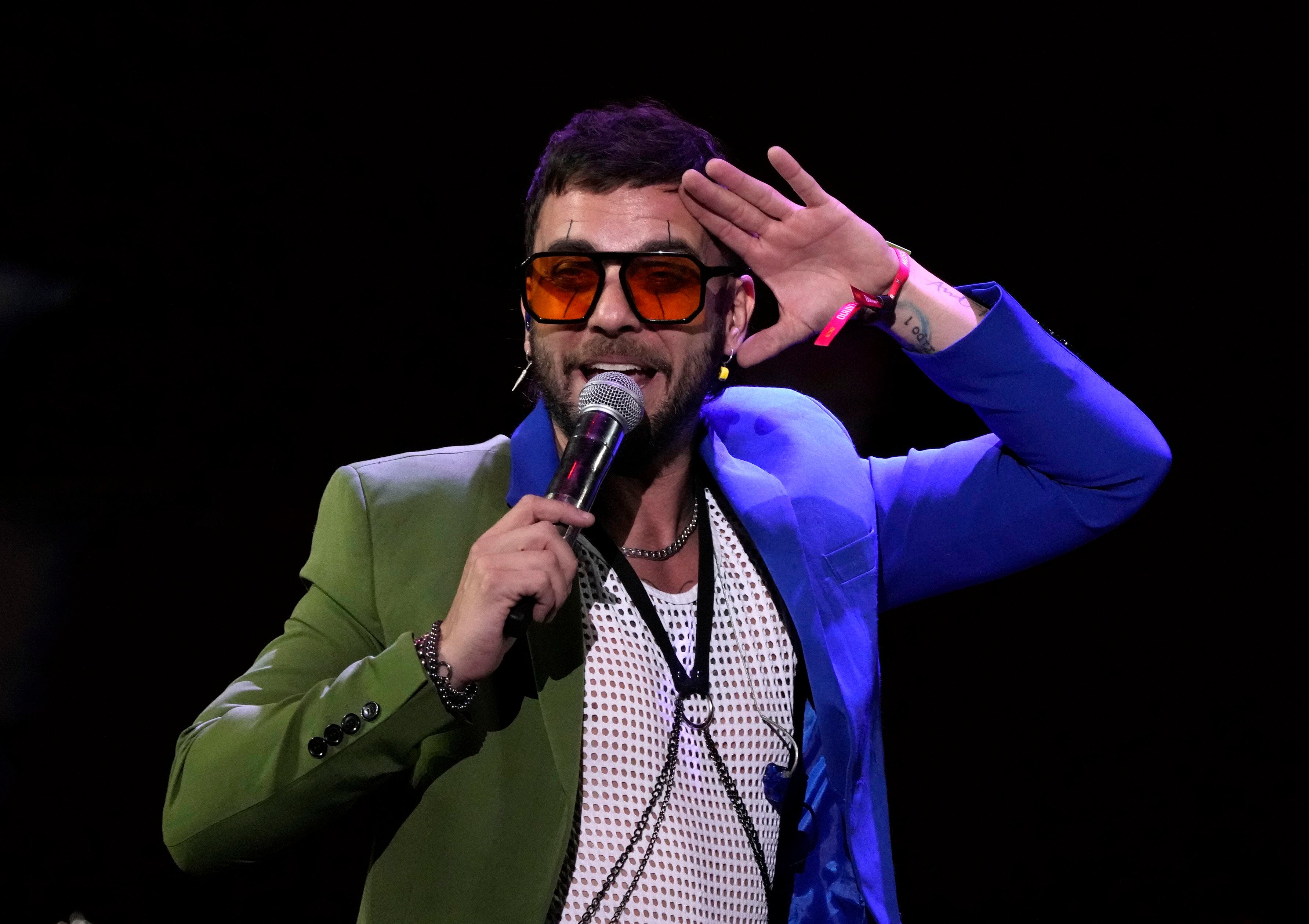 El vocalista Juán Taleb de Los Caligaris durante su presentación en el festival Vive Latino en la Ciudad de México el sábado 18 de marzo de 2023. (Foto AP/Fernando Llano)