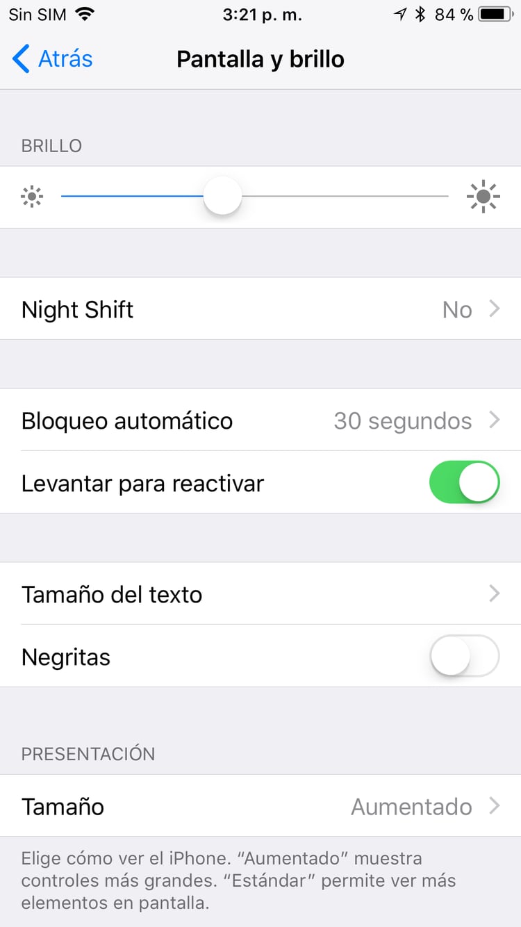 Se puede activar el modo oscuro en iOS 13 dentro de la opción Pantalla y brillo del menú de configuración.