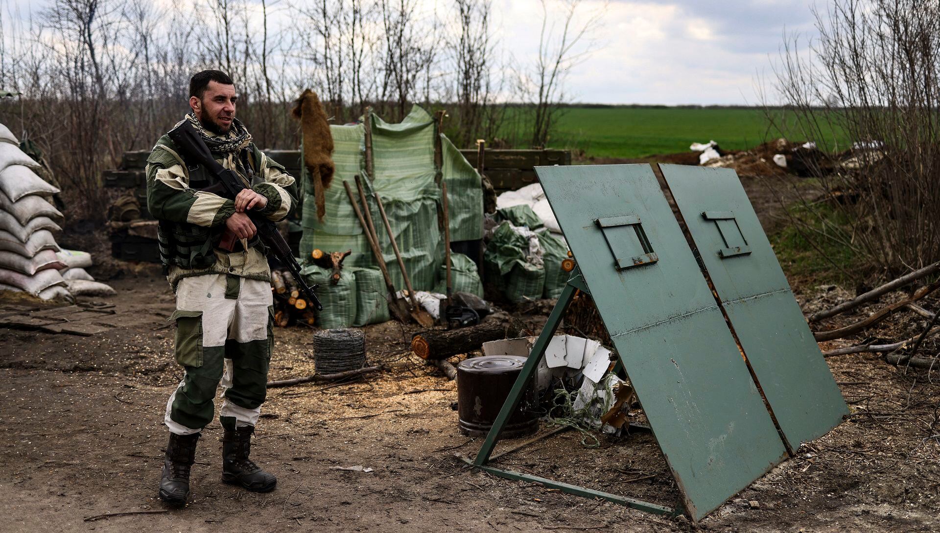 A Ukrainian serviceman stands guard at a checkpoint on the outskirts of Barvinkove, eastern Ukraine, on April 15, 2022. - The Ukrainian presidency said "fighting was continuing along the entire front line" in Donetsk. In a late-night address on April 14, 2022, Ukrainian President Zelensky said that "Donbas is the main target for Russia." (Photo by RONALDO SCHEMIDT / AFP)