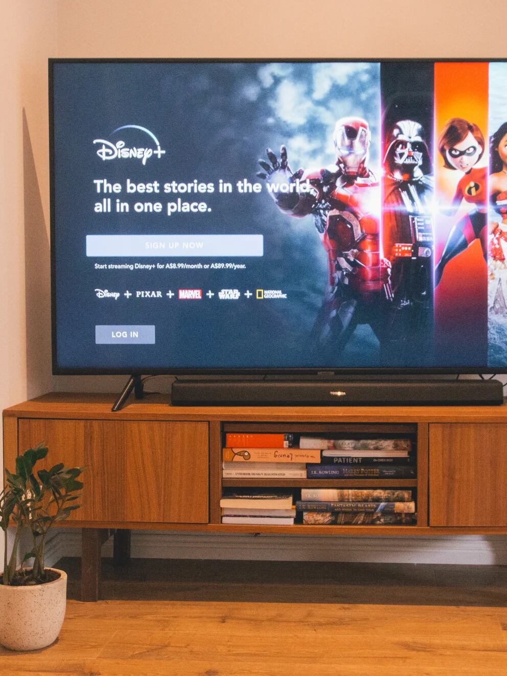 Google Chromecast cumple más de 10 años y todavía sigue acompañando  nuestros televisores: repasamos su historia