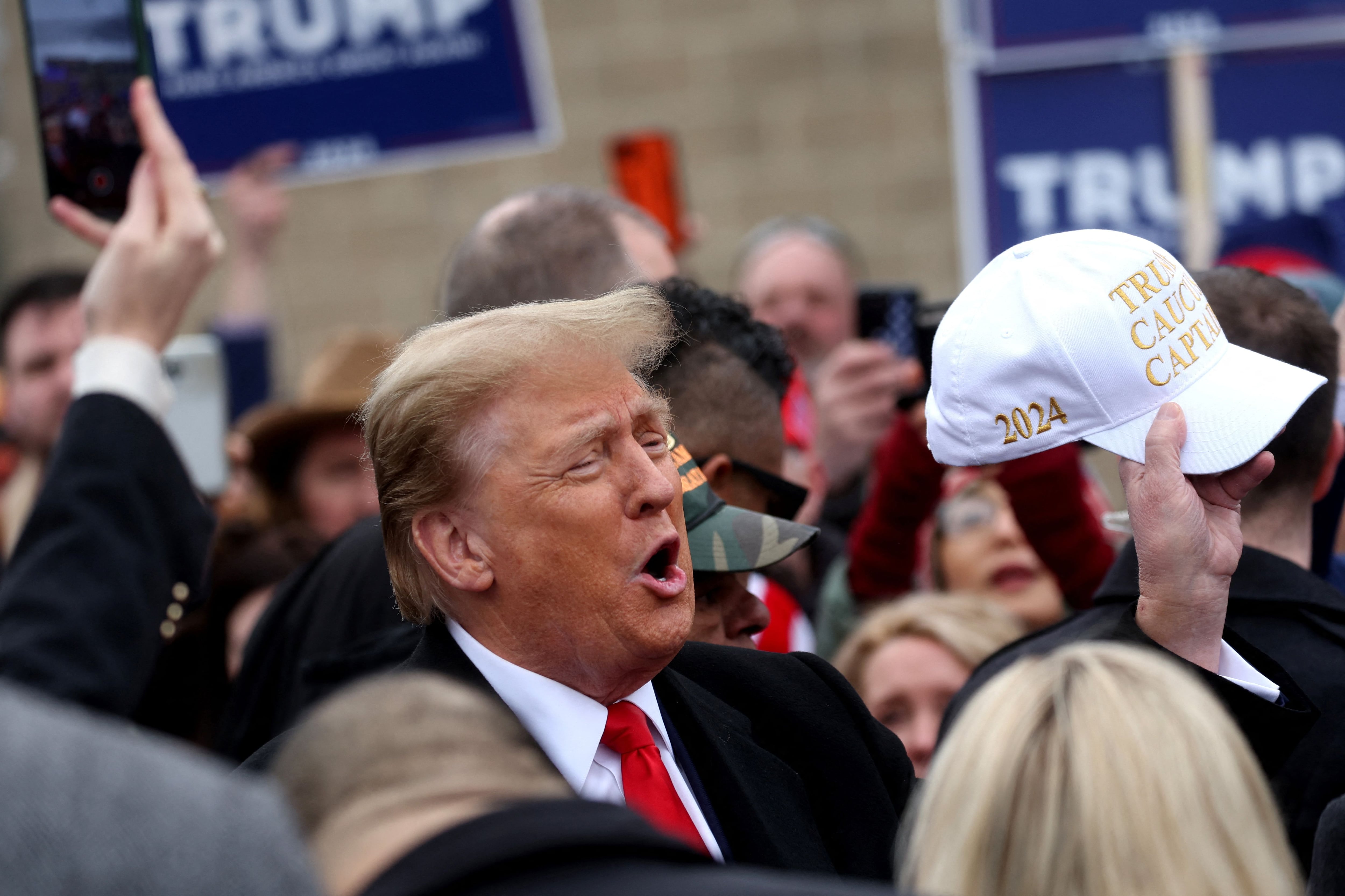 Trump saluda antes de un acto previo a las elecciones (REUTERS/Mike Segar)