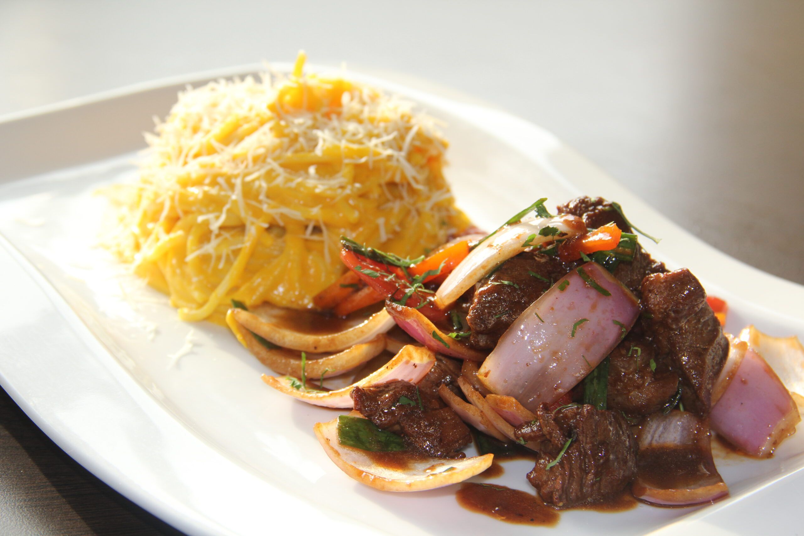 Tallarines a la huancaína con lomo saltado. (foto: Akipa Restaurant)