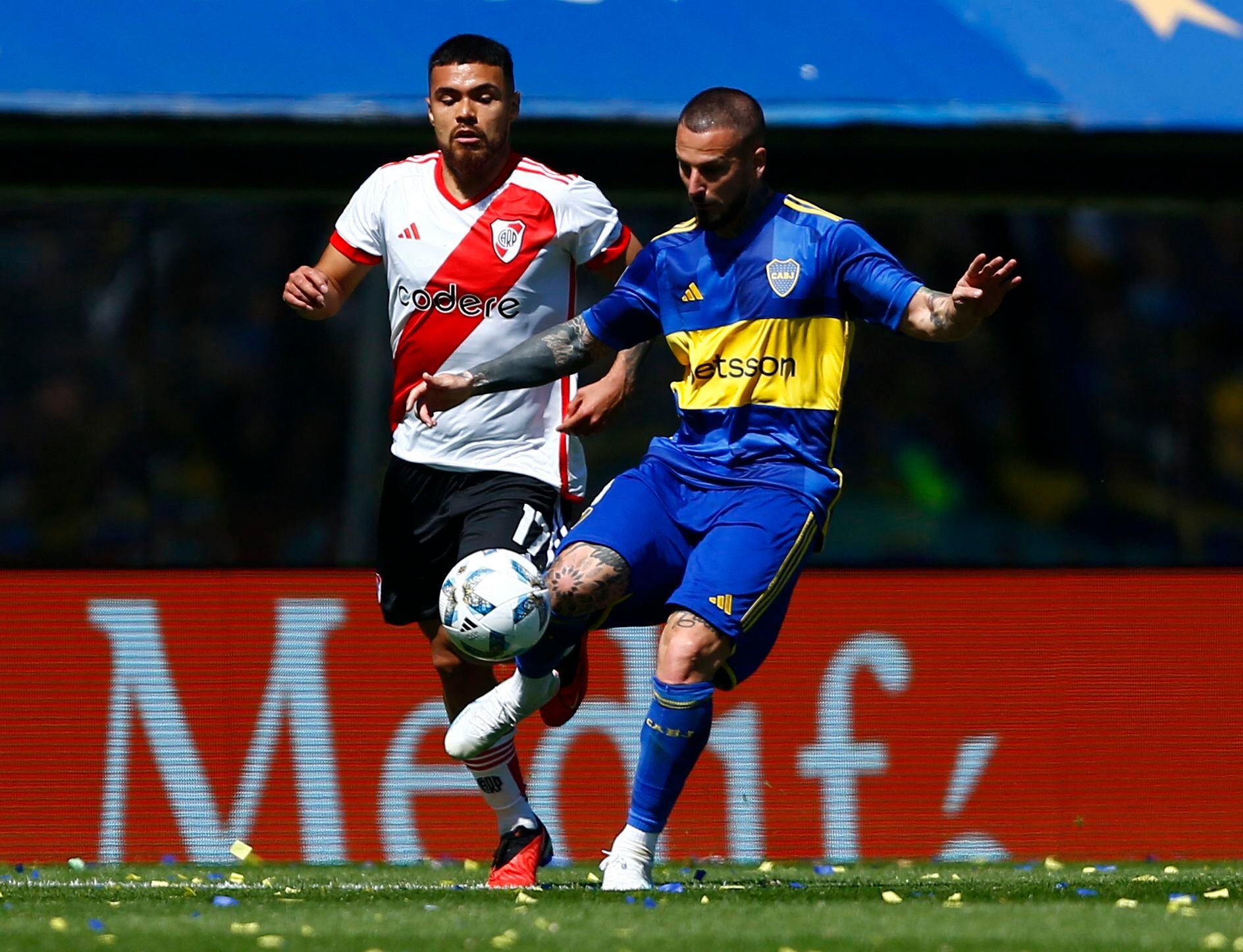 Dario Benedetto fue uno de los jugadores de Boca que más intentó en el primer tiempo ante River (REUTERS/Cristina Sille)