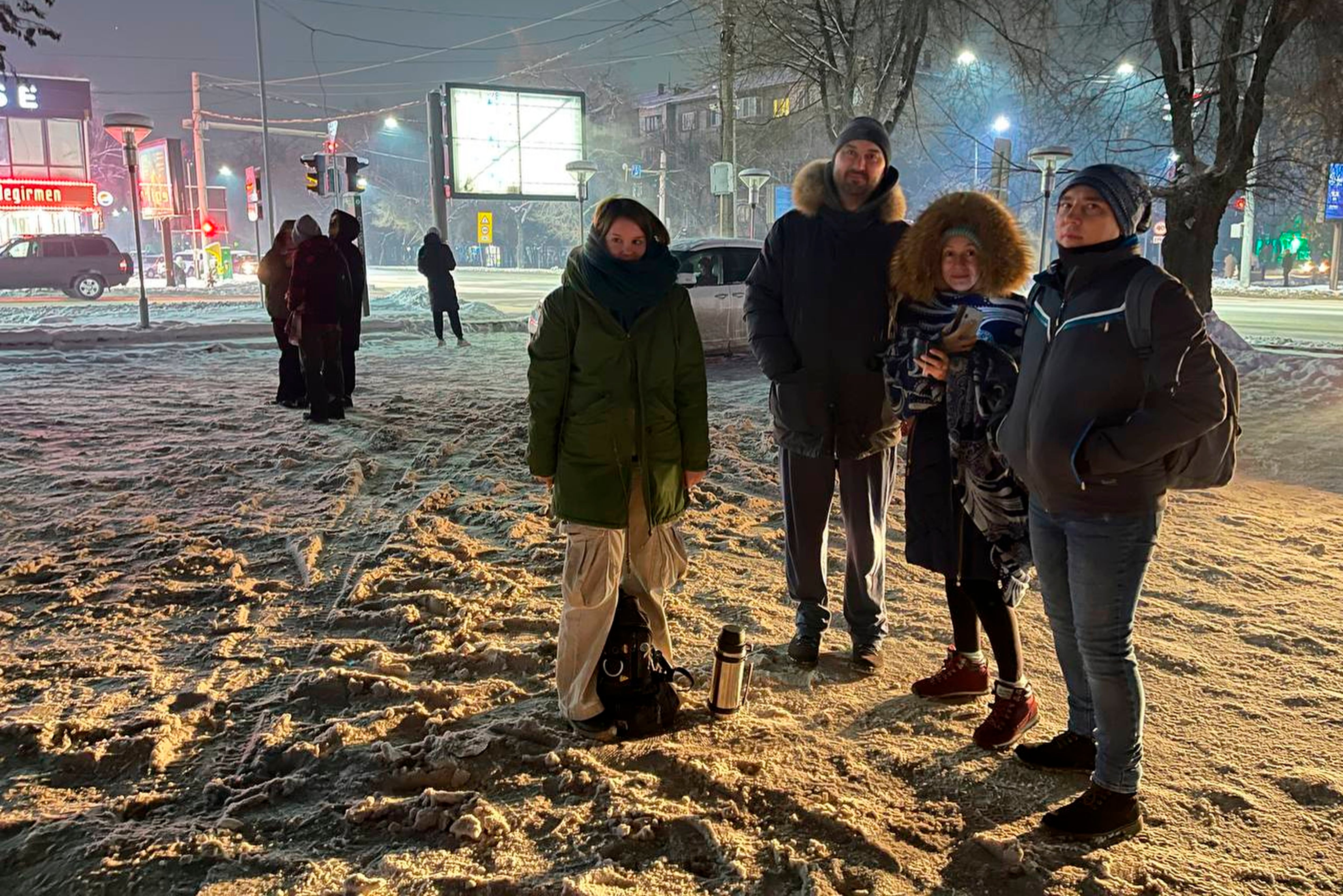 Varias personas se reúnen en una calle tras haber salido de sus apartamentos luego de un terremoto, el lunes 22 de enero de 2024, en Almaty, Kazajistán (Vladimir Tretyakov/NUR.KZ vía AP)