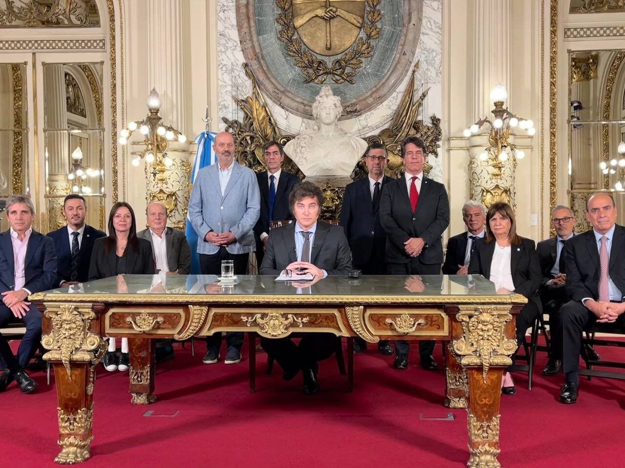 El presidente de Argentina, Javier Milei, junto al resto de miembros de su Gobierno durante el anuncio de la firma del decreto 70 de 2023
