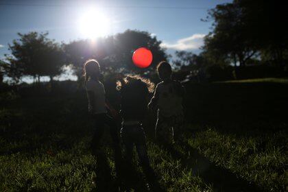 Venezuelan migrant children play with a balloon in the middle of a makeshift camp amid the outbreak of the coronavirus disease (COVID-19), in Bogotá, Colombia, on June 8, 2020. Photo taken on June 8, 2020. REUTERS / Luisa González