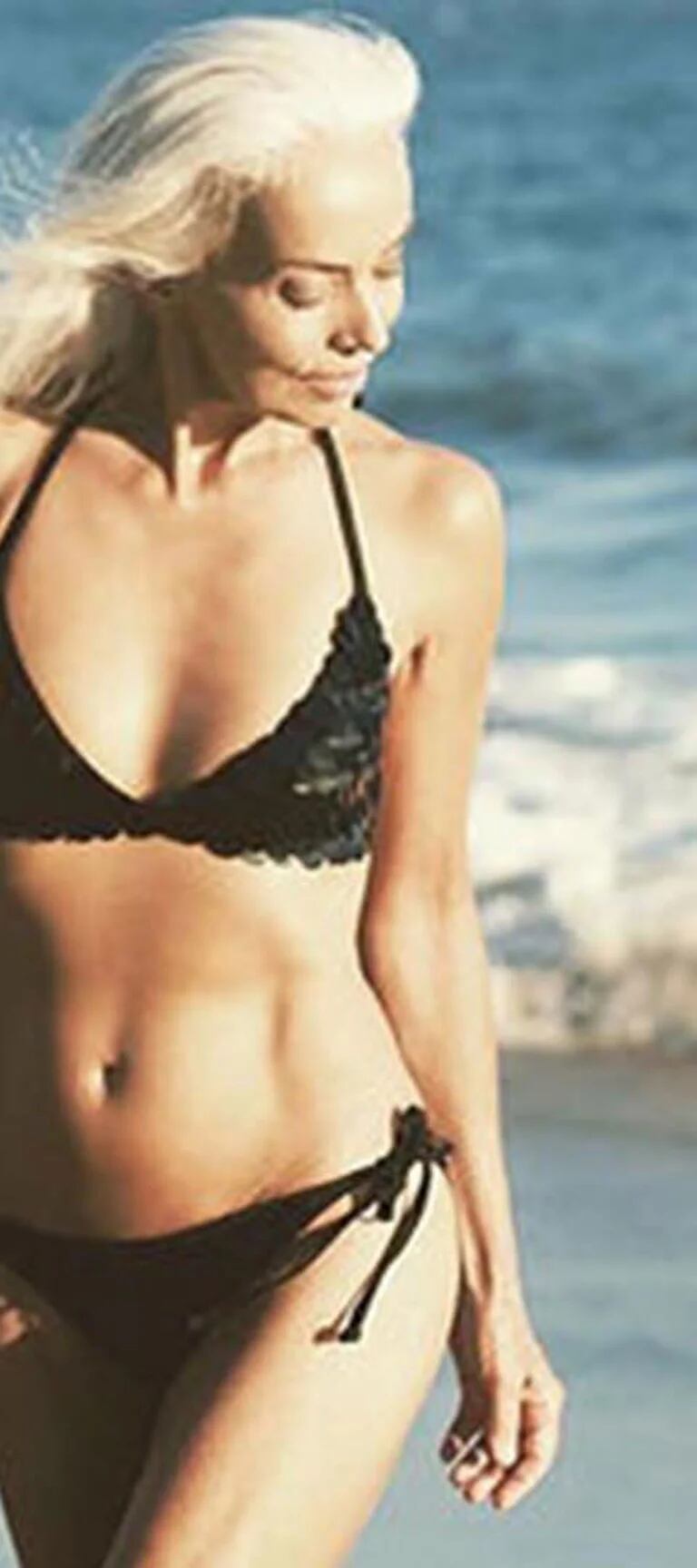 Las fotograf as en bikini de una mujer de 61 a os que