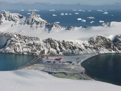 La base argentina en la Isla Laurie, como luce en la actualidad