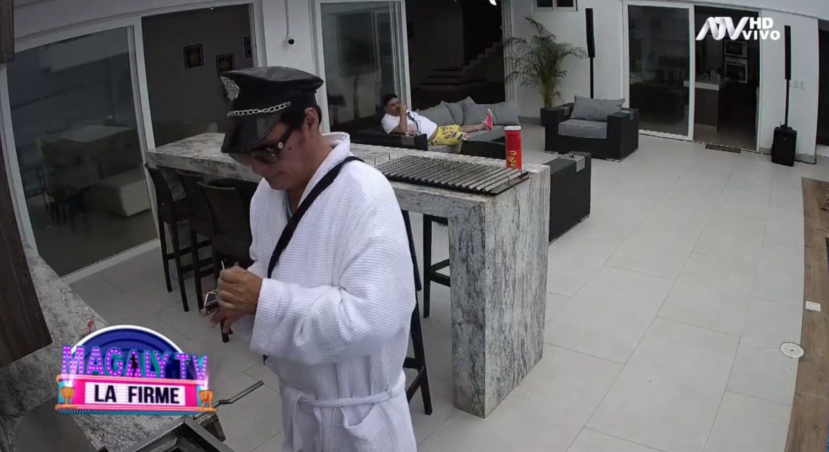 Patricio Suárez Vértiz fue el encargado de la parrilla. (Captura: Magaly TV La Firme)