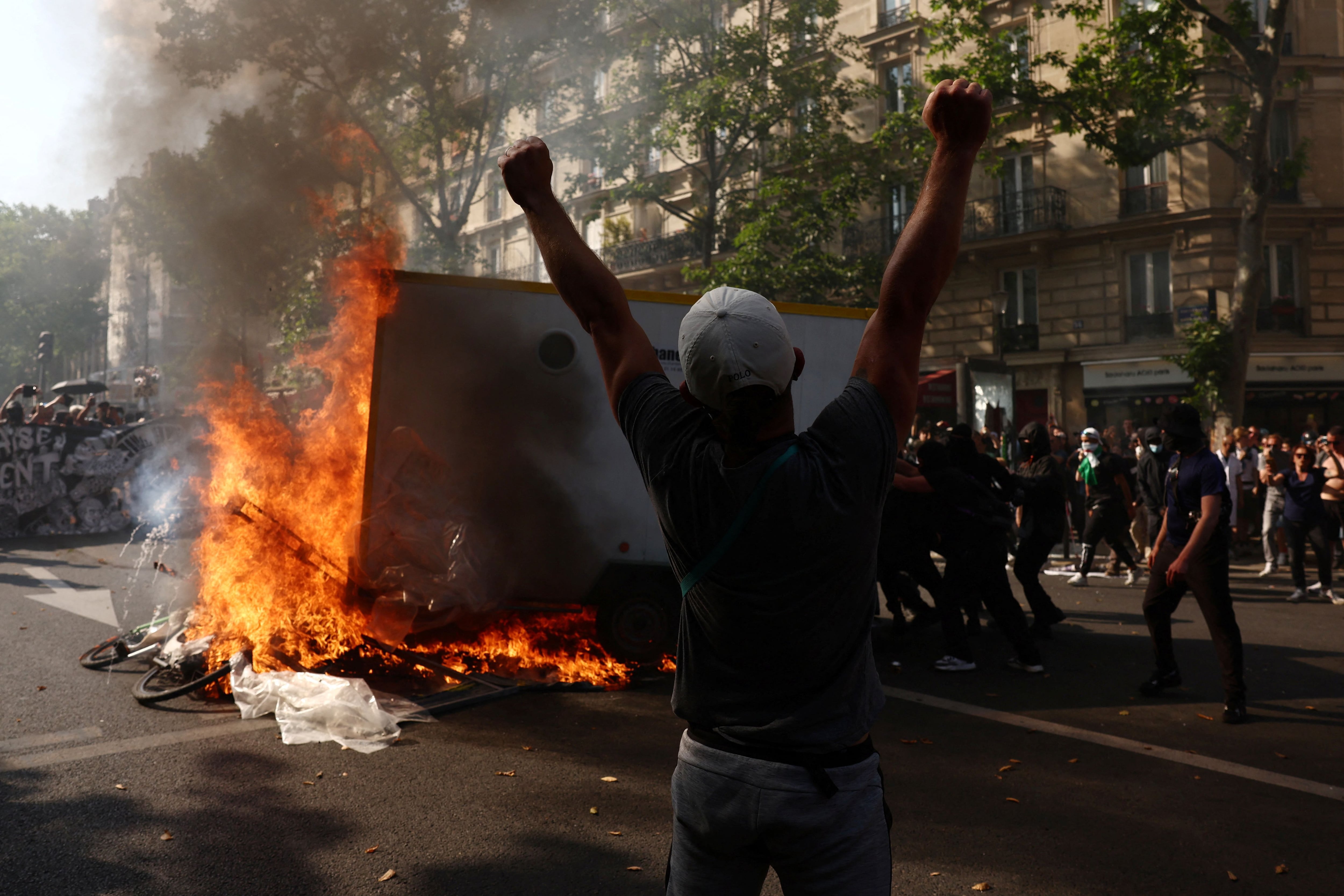 Un manifestante celebra el incendio de un remolque en el 14º día de protestas a nivel nacional contra la ley de reforma de las pensiones del gobierno francés  (REUTERS/Stephanie Lecocq)