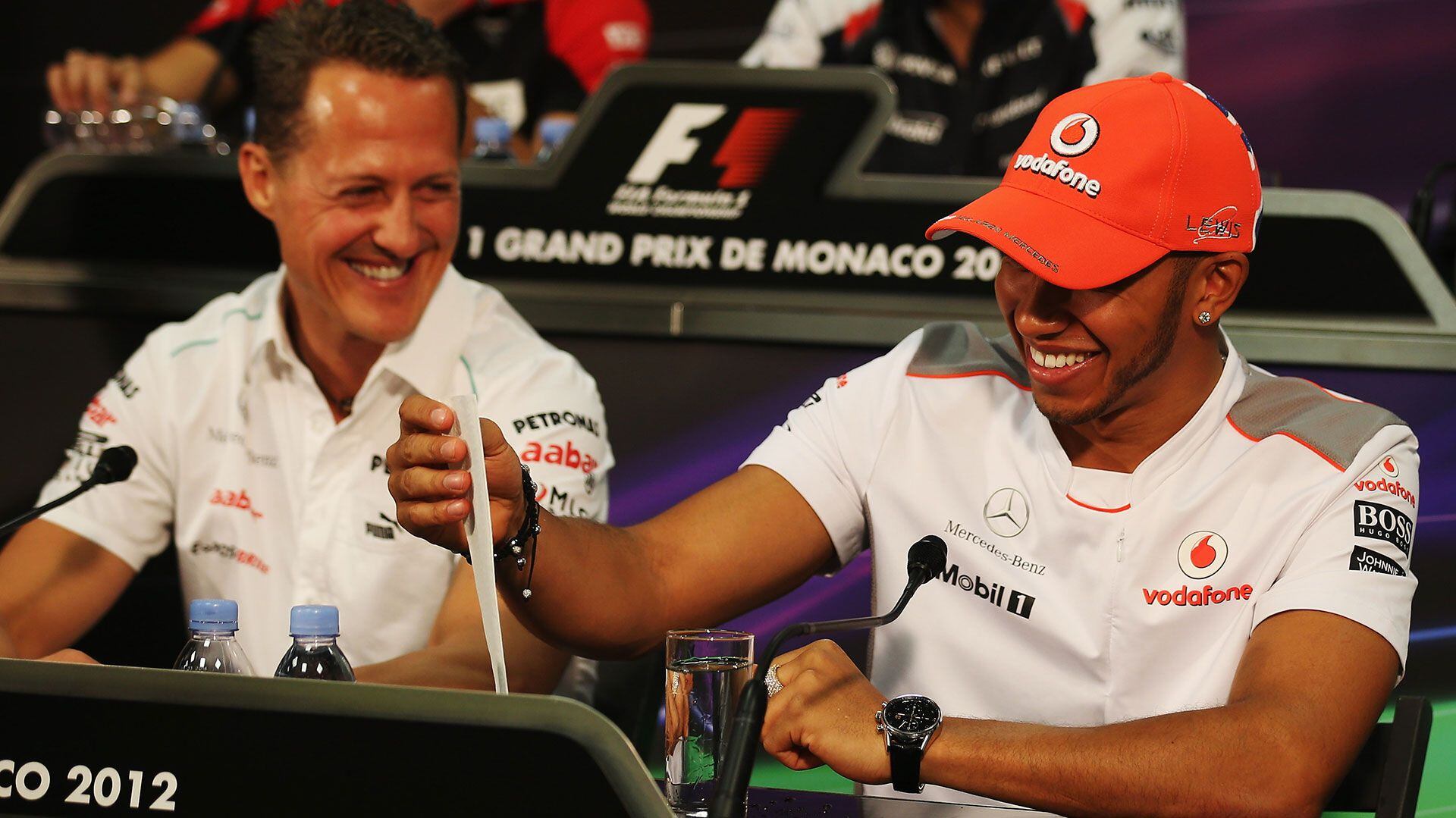 Lewis Hamilton y Michael Schumacher sonríen. El inglés reemplazó al alemán en Mercedes e igualó su récord de siete títulos (Getty)