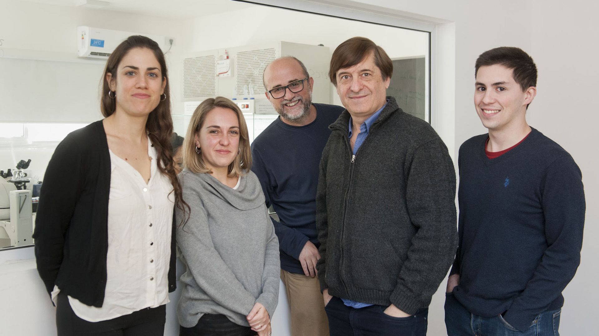 Los investigadores de la empresa startup New Organs Biotech en Argentina: Olinda Briski, Laura Ratner, Rafael Fernández-Martín, Daniel Salamone y Gastón La Motta. Incluye investigadores del Conicet (Foto Conicet)