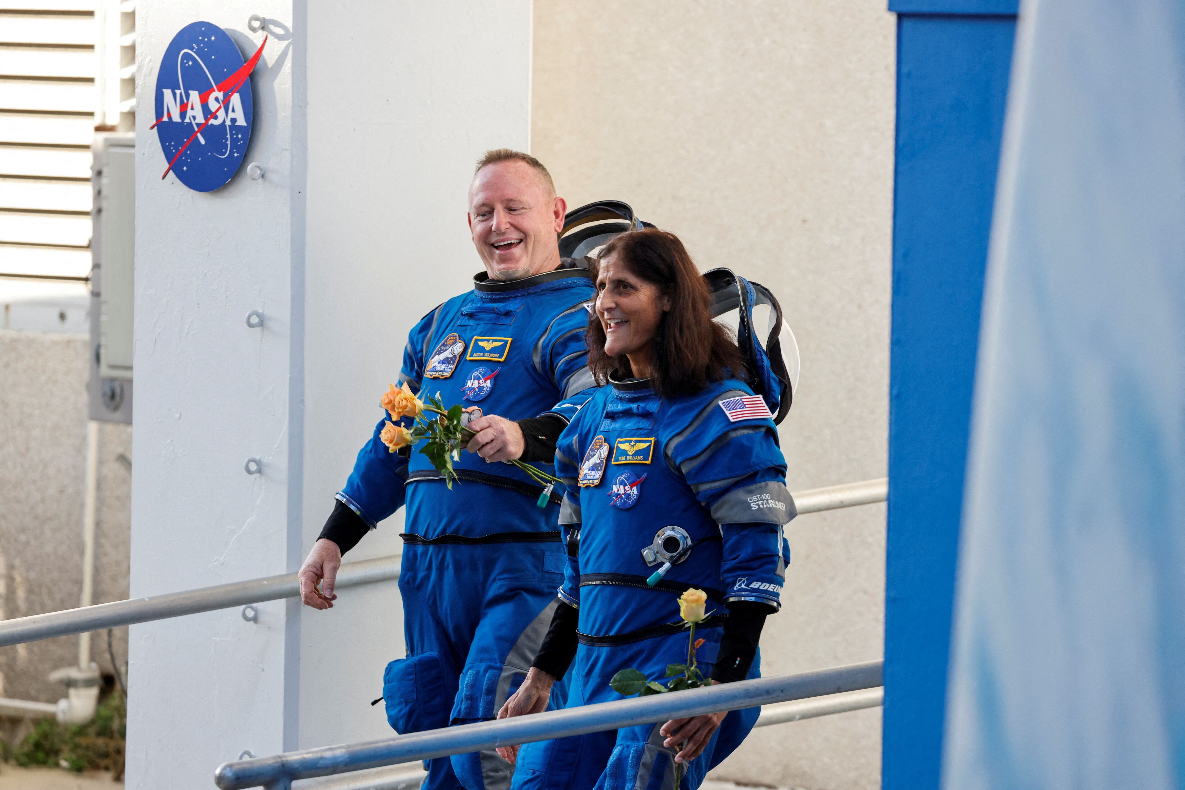 Los astronautas Butch Wilmore y Suni Williams caminan hacia el cohete para ingresar a la nave espacial Starliner-1   REUTERS/Joe Skipper/File Photo