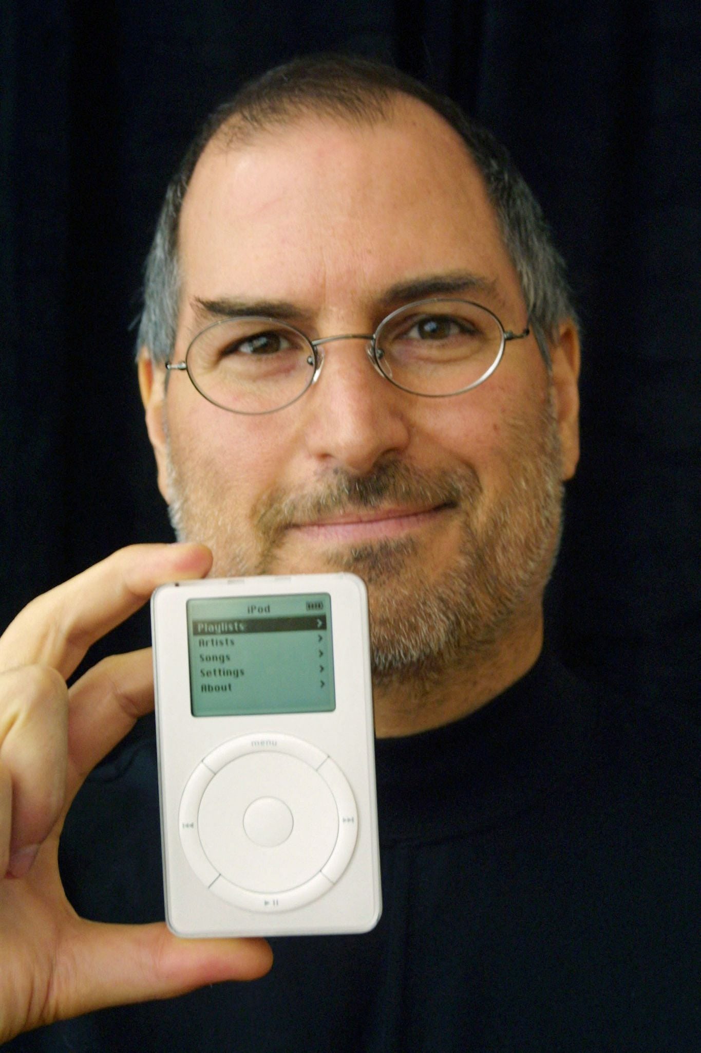 Steve Jobs, director ejecutivo de Apple Computer, sostiene el nuevo iPod de Apple en Cupertino, California, el 23 de octubre de 2001 REUTERS/Susan Ragan/File Photo