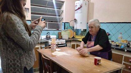 Sol grabando a su abuela cocinar