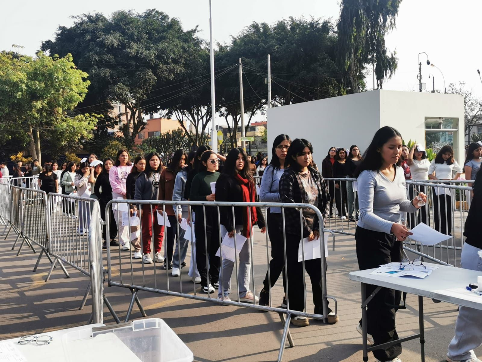 Miles de jóvenes ingresan a la Universidad de San Marcos para rendir examen de admisión. (Yenny Melo / Infobae Perú)