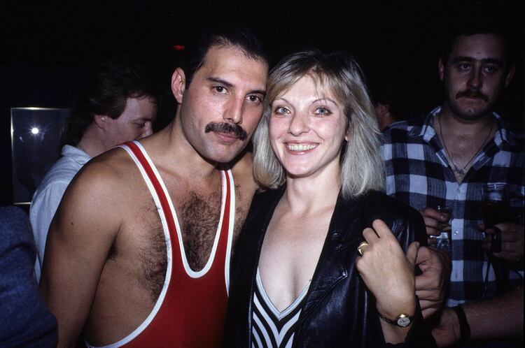 Freddie Mercury con Mary Austin, a quien le encargó qué debía hacer con las cenizas de su cuerpo (Grosby)