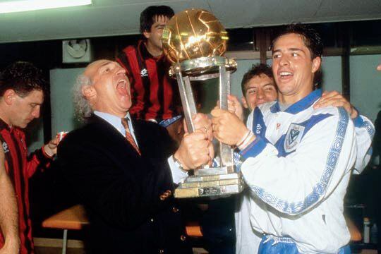 Bianchi con la Copa Intercontinental tras vencer al Milan en 1994