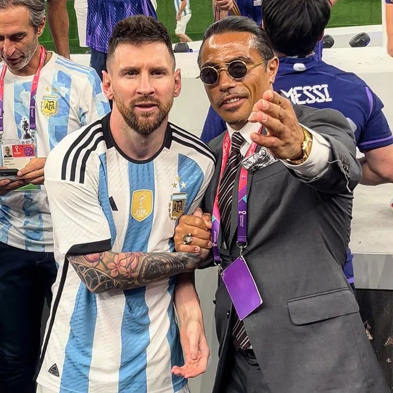 Fuerte repudio e indignación contra el chef Salt Bae por “apropiarse” de la Copa del Mundo durante los festejos de Argentina