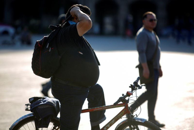 FOTO DE ARCHIVO. Un hombre es fotografiado en una calle de la Ciudad de México mientras México se prepara para el impacto del coronavirus. Marzo 24. REUTERS/Gustavo Graf