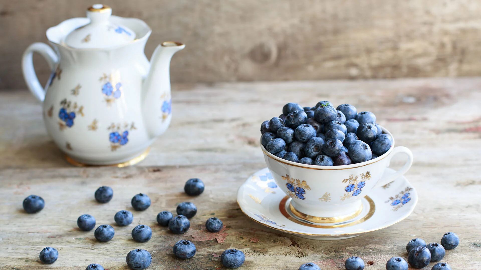 Las fresas y los arándanos ofrecen un bajo aporte calórico y son una importante fuentes de vitamina C, así como de minerales (hierro, yodo, calcio, fósforo, magnesio y potasio (Getty)