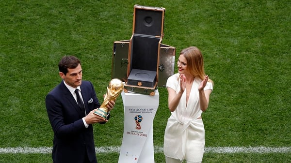 Iker Casillas fue el encargado de presentar el trofeo junto con la modelo Natalia Vodiánova (AP)