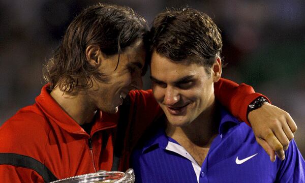 Nadal abraza a Federer tras derrotarle en la final del Open de Australia de 2009 (EFE)