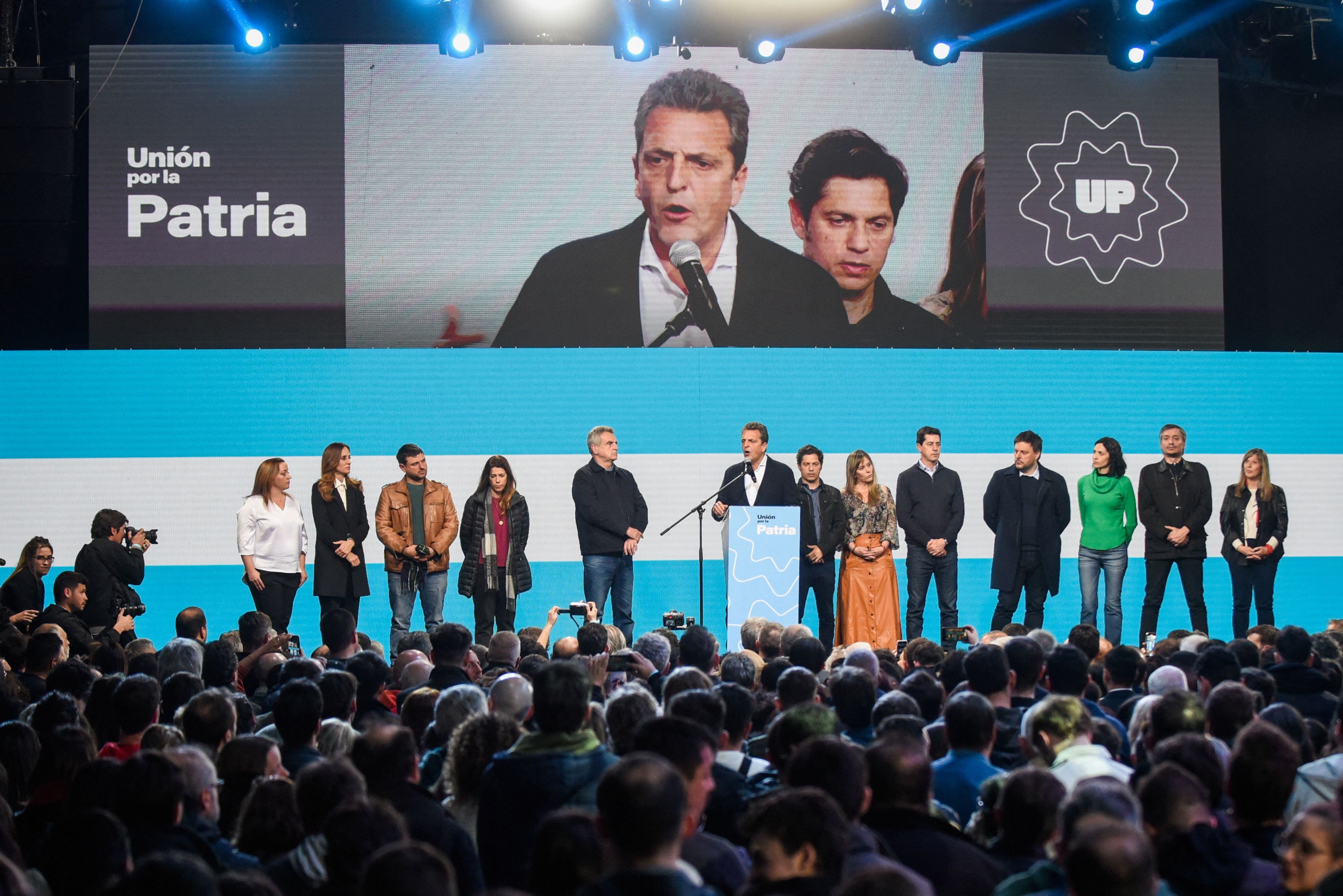 En su discurso frente a la militancia y los espectadores, Sergio Massa  buscó polarizar con el voto radicalizado (REUTERS/Mariana Nedelcu)