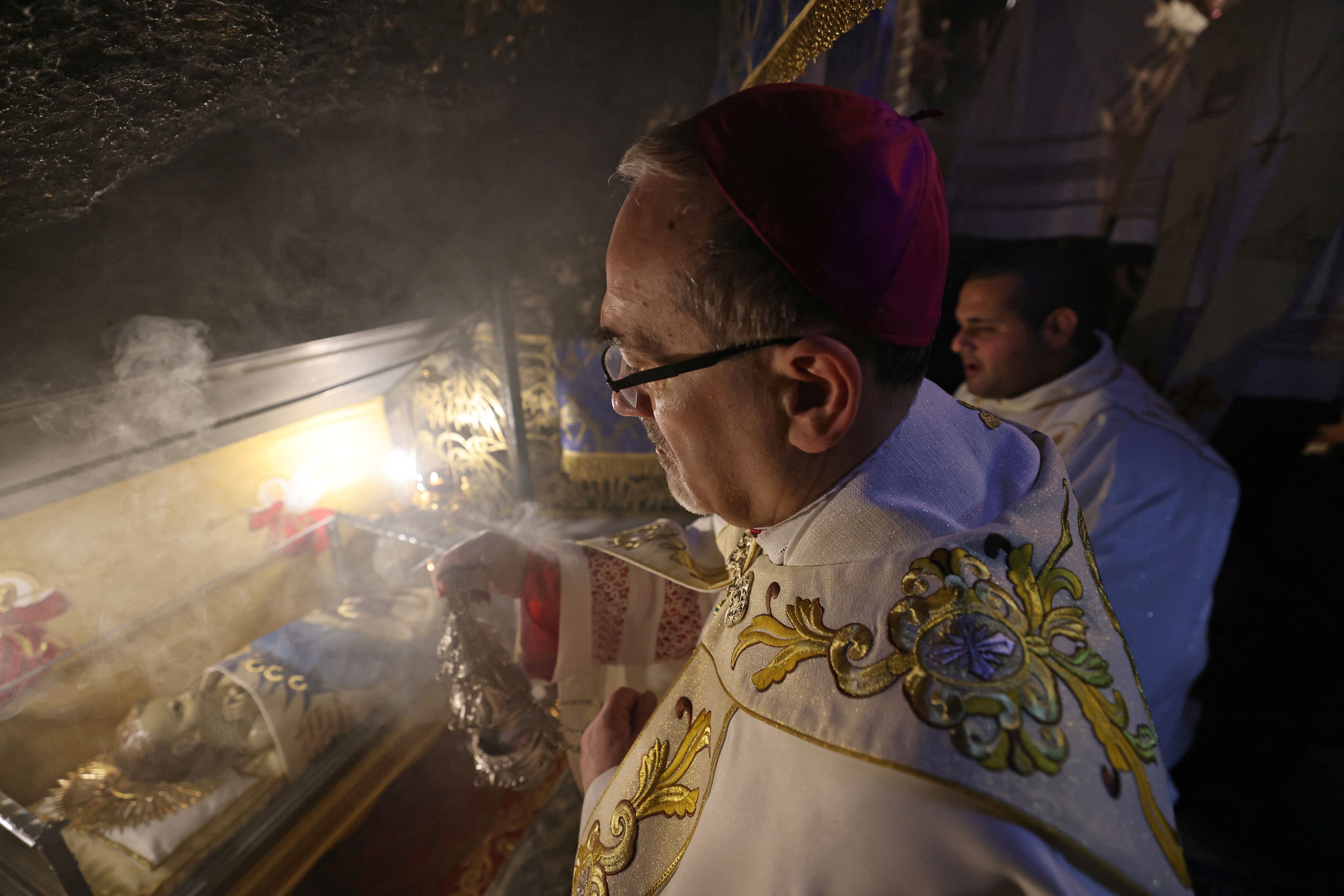 Pizzaballa en la misa de medianoche de Navidad en la Iglesia de Santa Catalina, en la Iglesia de la Natividad de Belén, en la Cisjordania ocupada por Israel, el 25 de diciembre de 2022  (Reuters)