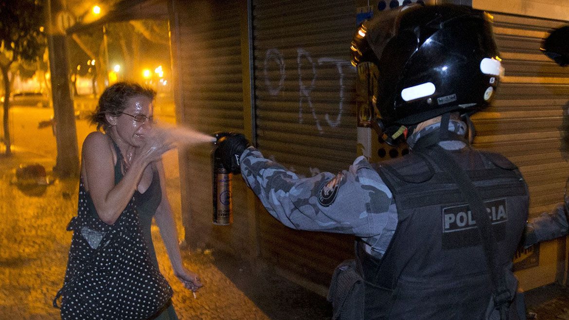 El abuso del gas pimienta, como su uso policial contra manifestantes pacíficos, preocupó a Kamran Loghman. (Archivo/Infobae).