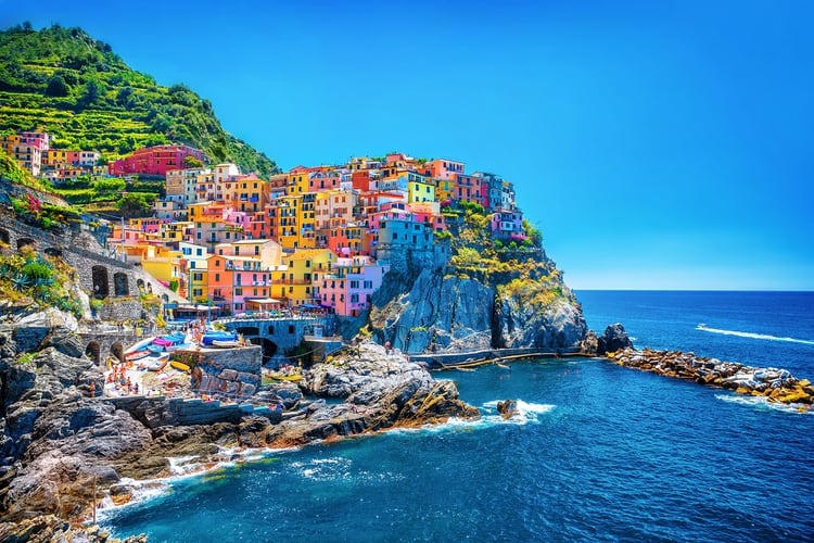 Su belleza y alto valor cultural hacen que el pequeño grupo de coloridos pueblos costeros de Riomaggiore, Manarola, Corniglia, Vernazza y Monterosso estén reconocidos por la UNESCO y formen parte del Parque Nacional de Cinque Terre