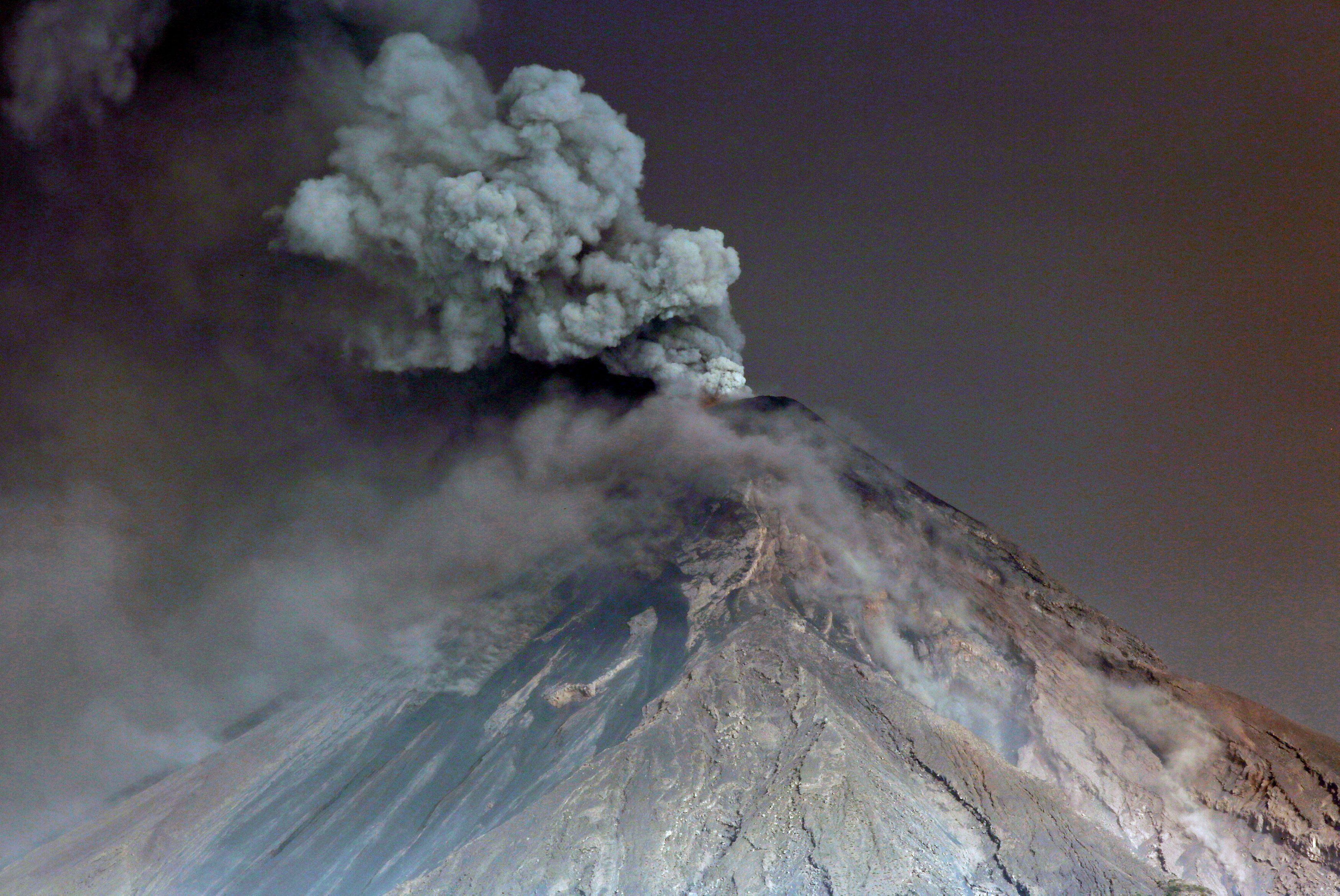 El vapor se eleva desde el volcán de Fuego, visto desde San Juan Alotenango, en las afueras de la Ciudad de Guatemala el 19 de noviembre de 2018. (REUTERS/Luis Echeverria)