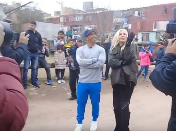 Susana y Tevez visitaron Fuerte Apache, y revolucionaron el barrio