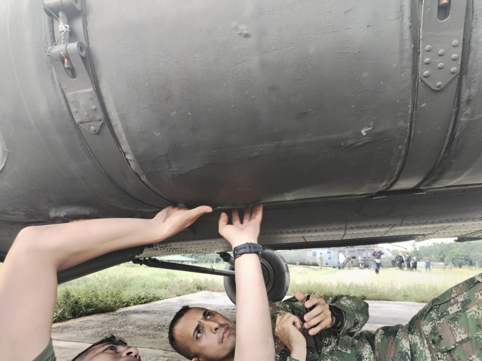 Oficiales del Ejército reparan helicóptero atacado en cercanías de Tierralta