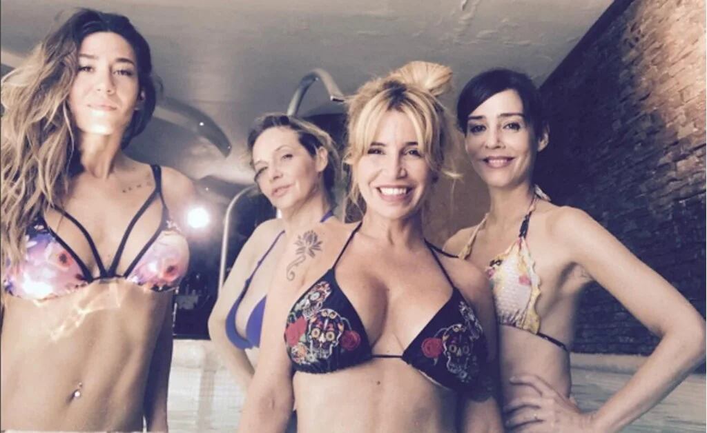 Luego De Desnudarse Flor Peña Posó En Bikini Con Jimena Barón Y Sus Compañeras De Elenco Infobae