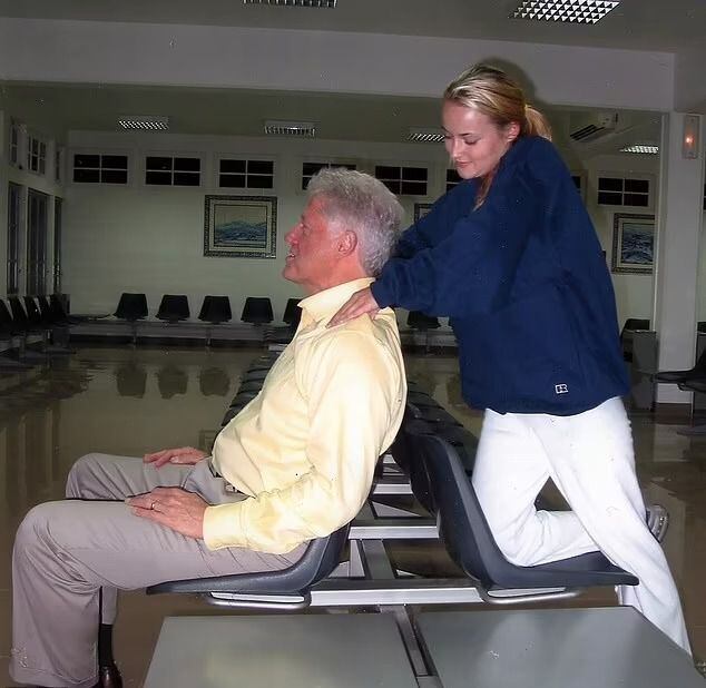 En una fotografía se observa al expresidente Bill Clinton recibiendo un masaje de Chauntae Davies, una de las víctimas de Epstein. (MEGA)