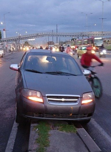 Un auto colisionó con separador en la avenida Américas con carrera 72 C- crédito @bogotátransito/X